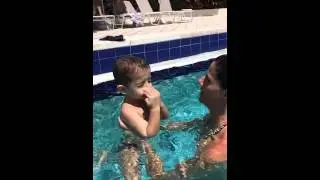 Pepê na piscina em Miami