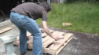 How to dismantle a pallet without splitting it, without special tools, and recover the nails