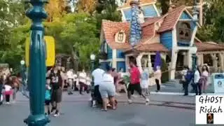 FIGHT between family at Disneyland caught on camera