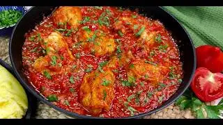 4 - 5 bucati pui, 1 kg de rosii moi, 1 ceapa si putin usturoi! Mancare de vara simpla si delicioasa!