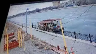 Астрахань. Кража ограждения с Набережной приволжского затона.