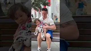 Dad helped mom dress the baby 👶😅🤣