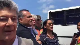 Intentan detener a Ramos Allup y la gente enardecida lo evitó
