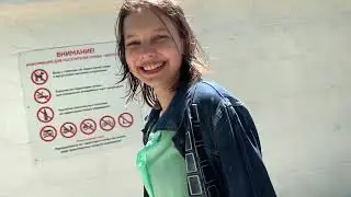 Vika in beautiful leggings and a denim jacket inthe cold sea