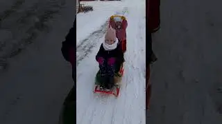 КСЮШКА катает Машку на санках в ноябре 