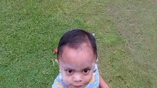 KAKAK DAN ADIK BERMAIN DI PAGI HARI SEBELUM AYAH BERANGKAT KERJA.