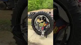 Faut pas boire trop de jus d'orange le matin avant d'aller bosser avec cette moto !
