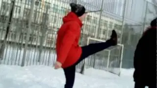 Бьём палкой по ложке для обуви