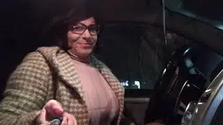 (Crossdresser-transvestite) I drive in black stockings and white high boots.