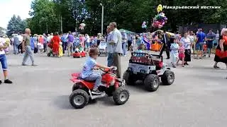 Уходит старый год,шуршит его последняя страница!