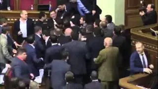 Яценюка выносят , c ВР. Киев Украина,