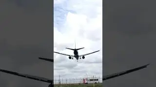 Авиалайнер Аэрофлота Boeing 777-300ER идет на посадку