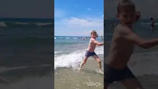 АНАПА💦 ВНУК КУПАЕТСЯ В МОРЕ🏊‍♂️