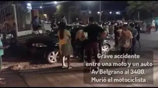 Grave accidente entre una moto y un auto en Av Belgrano al 3400. Un muerto y un herido.