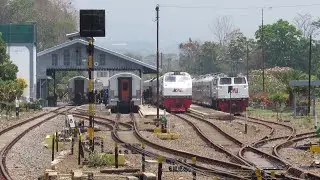 FULL KERETA ! TIDAK BIASANYA STASIUN INI RAME SEMUA JALUR TERISI KERETA API