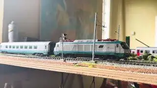 Intercity in livrea Xmpr in transito nel corridoio con E402A Xmpr