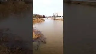 Река Коломенка течет. Вид на новую плотину и Конькобежный центр МО