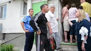 Людей в подъезд не пускают гоблины