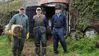 'Straw & Oak' Traditional cider pressing in Devon , UK.