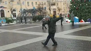Астраханец станцевал на Площади Ленина.  #астрахань #каток #кремль