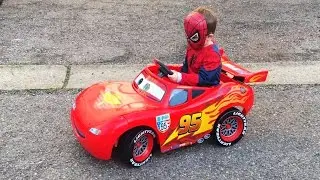 Petit Garçon Super-Héros Adam va au Magasin en Voiture Lightning Mcqueen
