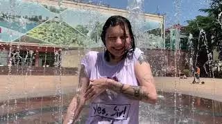 Calmness of Victoria when passing the fountain in a T-shirt!