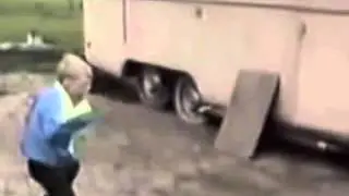 убегает от петуха. escapes from the cock