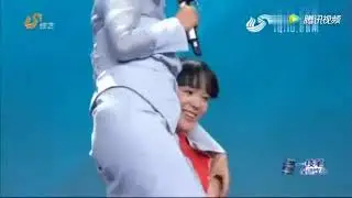 [f/f lift] strong woman lifts pettie host on shoulder with one arm