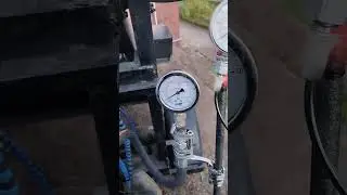 Минипогрузчик экскаватор. Манометр на нагнетании насоса дозатора.