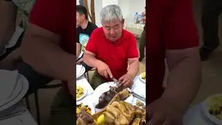 Казах рассказывает, какие части мяса входят в бешбармак