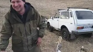 HOW TO GET A NIVA OUT OF THE MUD IN A FIELD! Anything that comes to mind, even this.