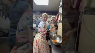 Готовим ужин доя бездомных людей на Киевском вокзале ❤