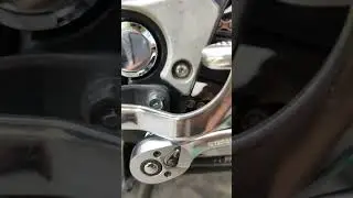 Mengencangkan baut footstep Satria FU