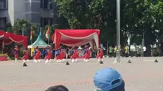Penampilan paskibra mtsn di kantor bupati gresik dalam rangka memperingati hari amal bakhti