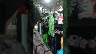 beli oleh-oleh di area makam sunan giri