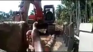detik detik Mengerikan kejadian jatuh Excavator