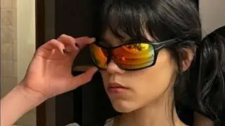JENNA ORTEGA MANDRAKE COM CABELO CIANO