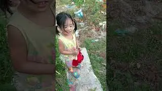 bé cho gà ăn sâu