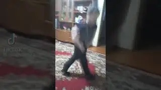 Пацан трясёт большим писюном и делает дрилл🥶🥶🥶 