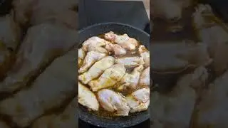 Крильця з соусом чорного часнику