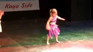 Девчушка исполняет Танец живота.