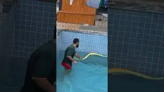 Yılan dolu havuza girdim