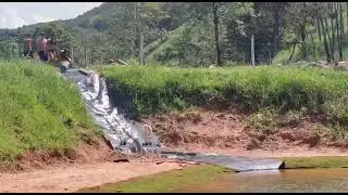 Brincadeira raiz #brincadeiras #escorregador #roça #fazenda #diversão