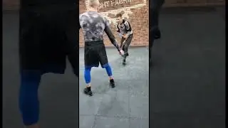 ножевой бой с элементами психологического давления 😁