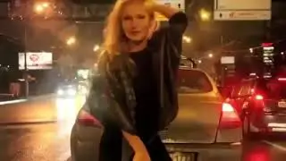 Завораживающий танец девушки...