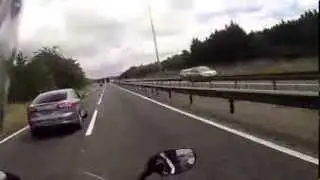 İki tır arasından geçerken arada kalan motor sürücüsü