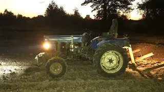 Люди в цю пору сплять, а ми працюємо на тракторі , це якийсь капець