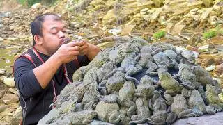 Catching and Cooking Frogs - Frog Cooking Recipe Inside a Zucchini - Dwarf Food
