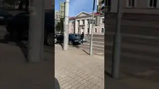 Что это было?! В Лиде пьяный мужчина нападал на машины прямо посреди проезжей части