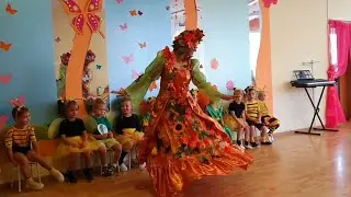 Выход Осени на осеннем утреннике в средней группе